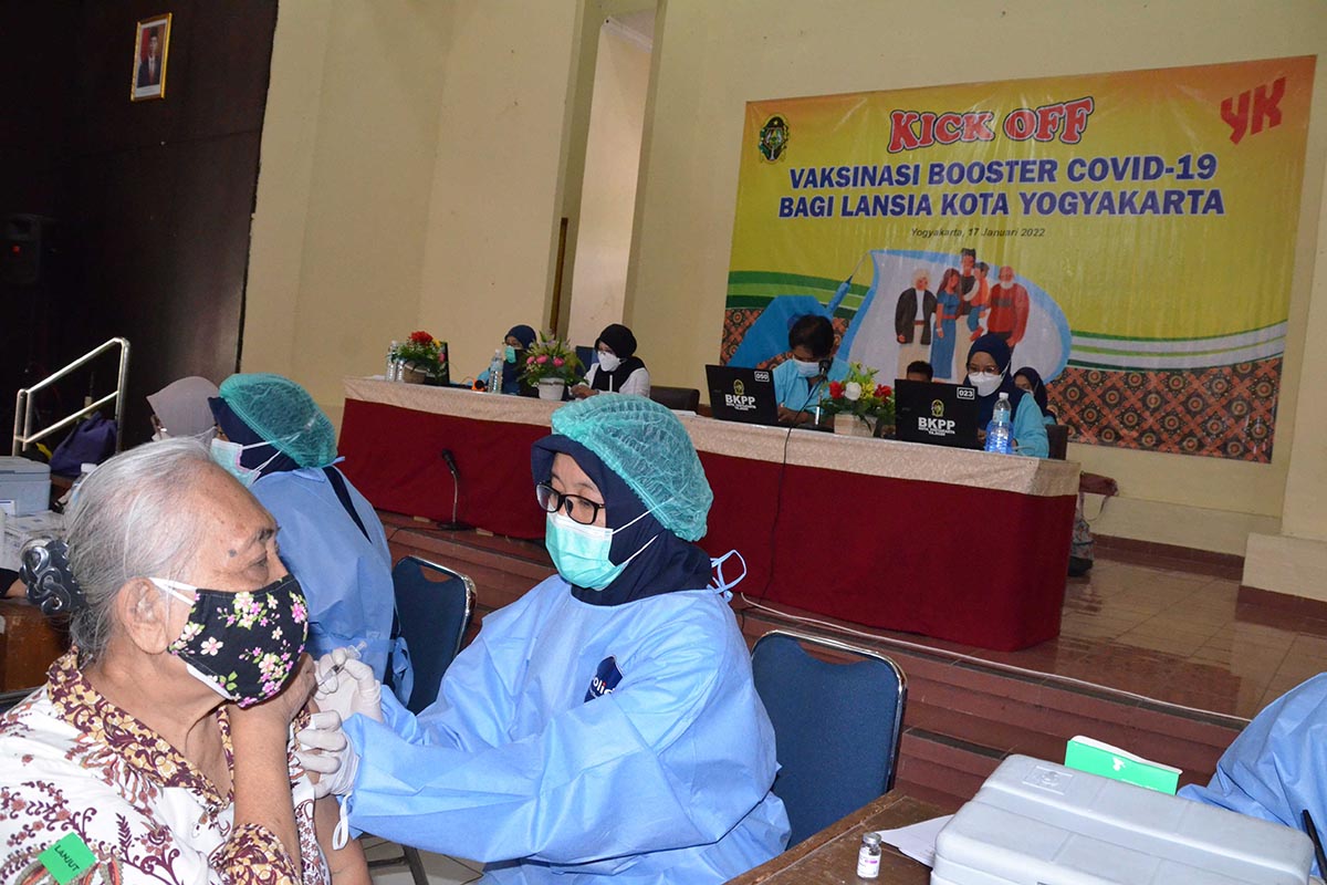 Vaksinasi booster kepada kelompok lansia di Kota Yogyakarta. (Humas Pemkot Yogyakarta)