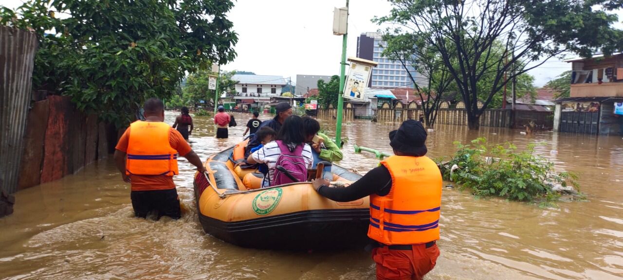 Proses evakuasi warga terdampak banjir oleh BPBD Kota Jayapura menggunakan perahu karet di Kota Jayapura, Provinsi Papua, Jumat (7/1). (via BNPB)