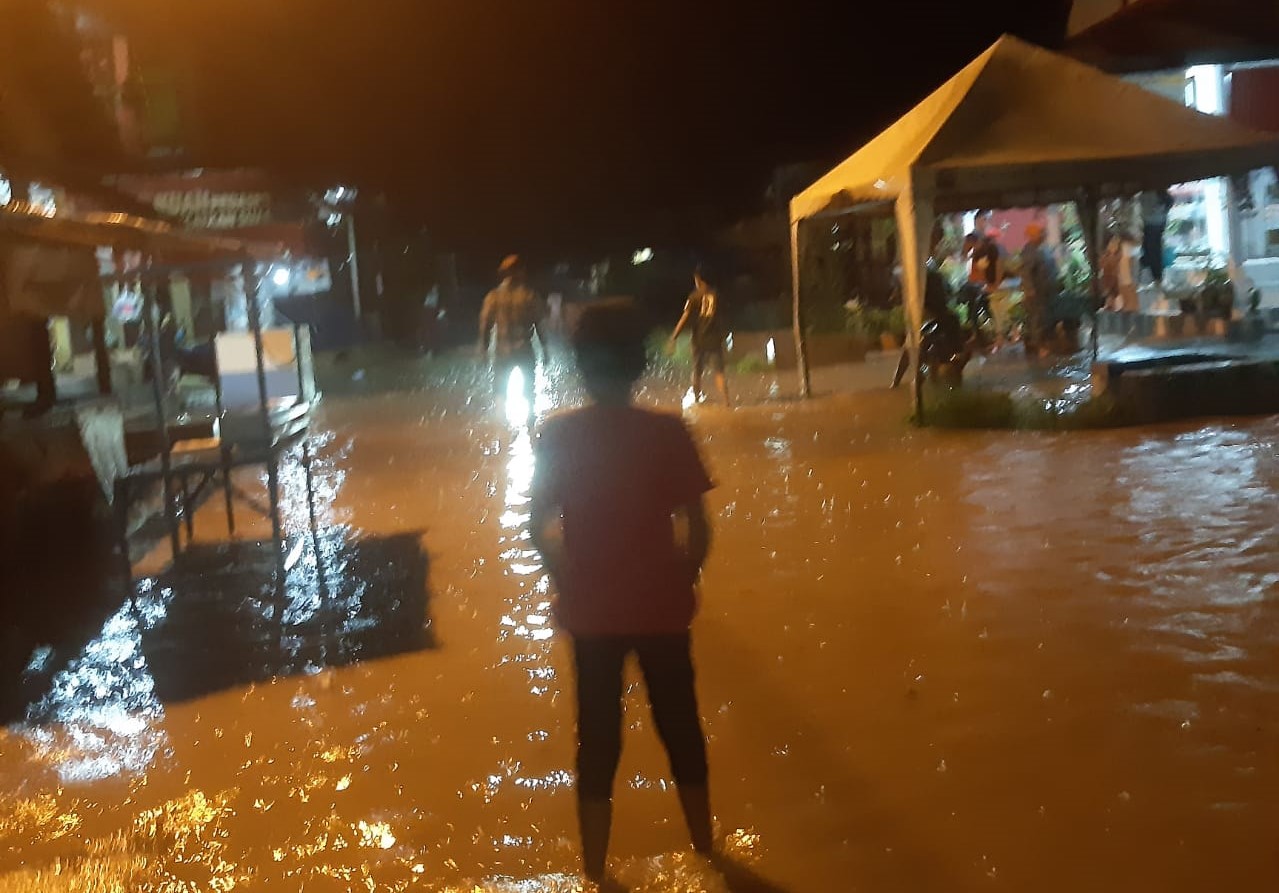 Kondisi banjir yang melanda wilayah Kabupaten Solok Selatan, Selasa (1/2). (BPBD Kabupaten Solok Selatan)
