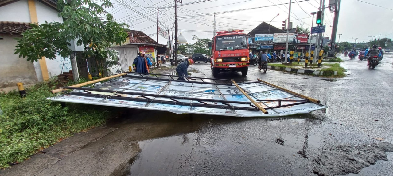 Peristiwa angin kencang yang terjadi di Daerah Istimewa Yogyakarta, Rabu (2/2). (via BNPB)