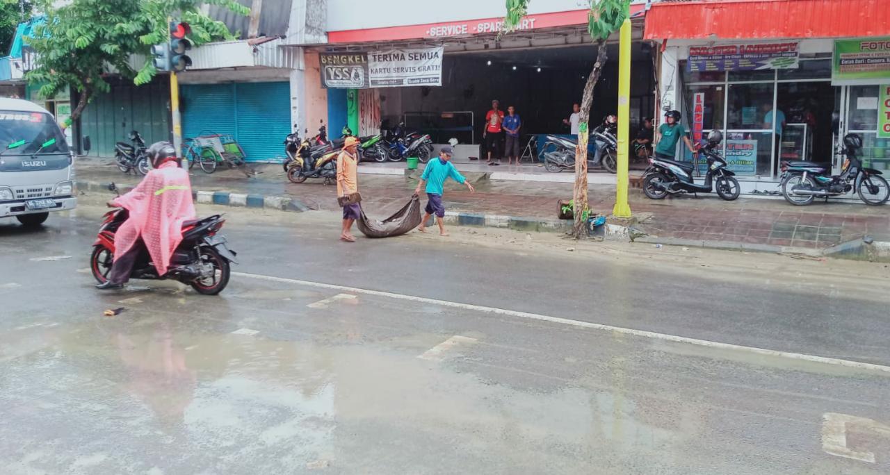 Tim gabungan melakukan pembersihan sisa material banjir di Kabupaten Pamekasan, Jawa Timur, Rabu (2/3). (via BNPB)