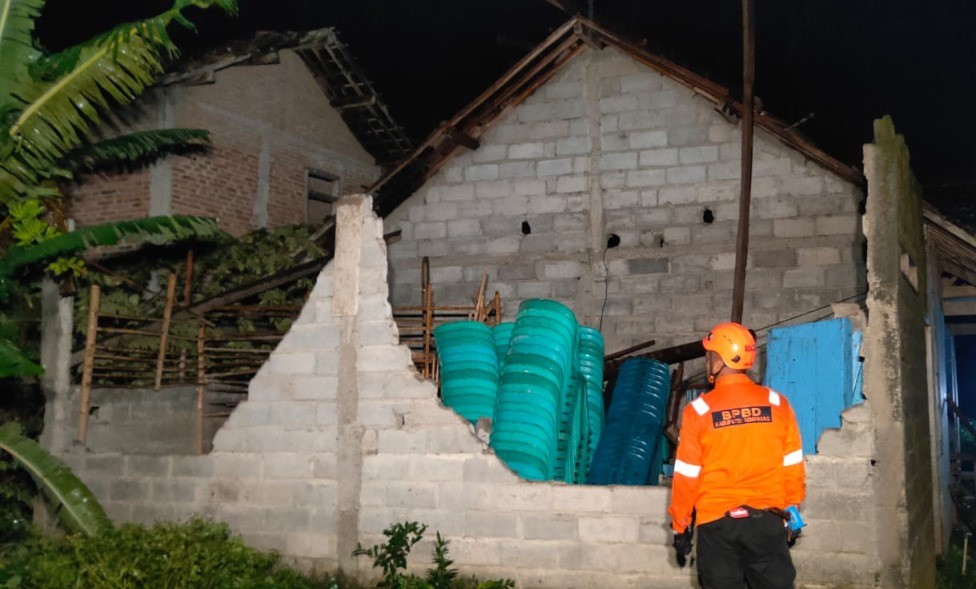 Kondisi salah satu rumah terdampak angin puting beliung di Kabupaten Semarang, Jawa Tengah, Selasa (8/3). (via BNPB)