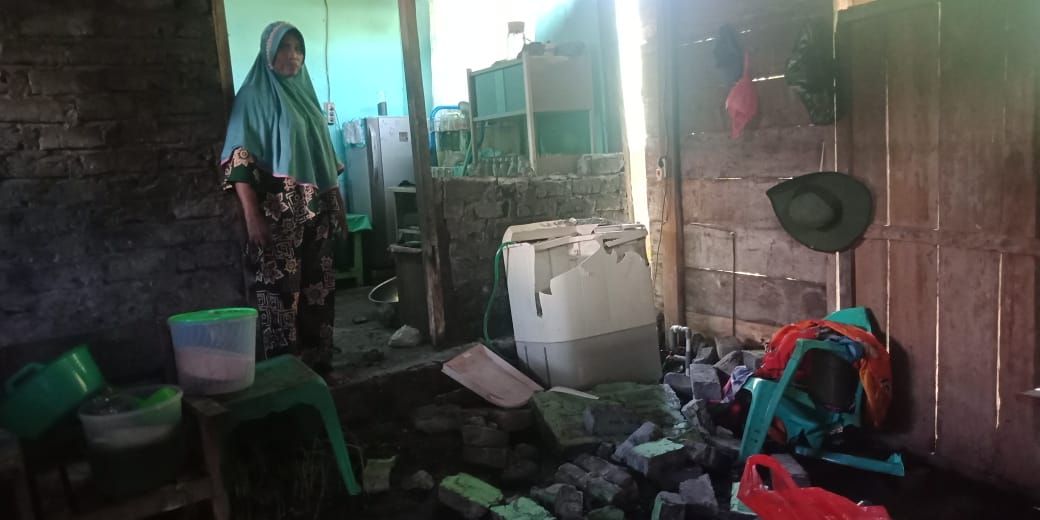 Warga mengamati kondisi bangunan rumah yang mengalami kerusakan pascagempabumi 5,2 SR di Kabupaten Halmahera Utara, Maluku Utara, Senin (18/4). (BPBD Kabupaten Halmahera Utara)
