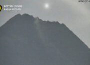Benda Langit Bercahaya Terekam Bergerak di Sekitar Gunung Merapi