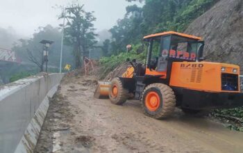 Alat berat dikerahkan dalam penanganan darurat pembukaan jalan di KM59 jalur piket nol Lumajang-Malang, Sabtu (8/7). (dok. BPBD Kabupaten Lumajang)